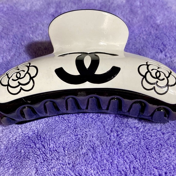 Chanel GWP VIPs Hair Claw 4” - Picture 2 of 3
